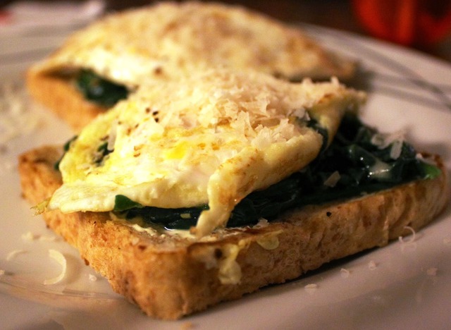 Smørbrød med hvitløksstekt spinat, egg og parmesan