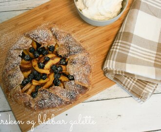 Fersken og blåbær galette