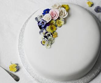 Slik lager du blomsterpynt til festkaken