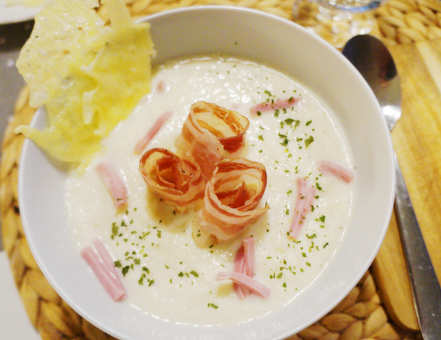 Blomkålsuppe med baconroser og ostechips (lavkarbo)