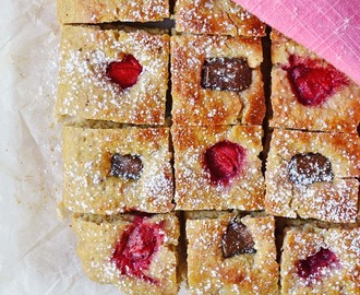 Sunnere focaccia med jordbær og sjokolade