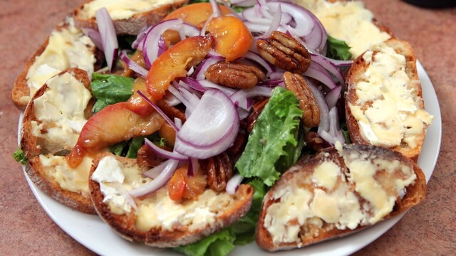 Salat med fersken, pekannøtter og brød med geitost