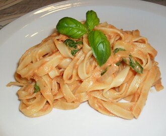 Tagliatelle med kremet tomatsaus