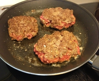 Middagstips: Saftig cheddarburger på hjemmelaget burgerbrød med aioli, avocado, timian, tomat ++