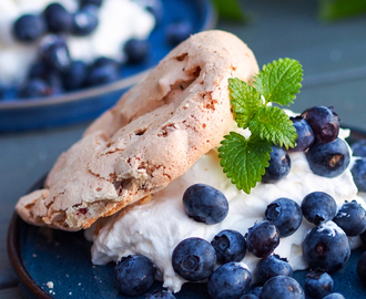 Sjokolade marengs med yoghurtkrem og friske bær; søt og sunn