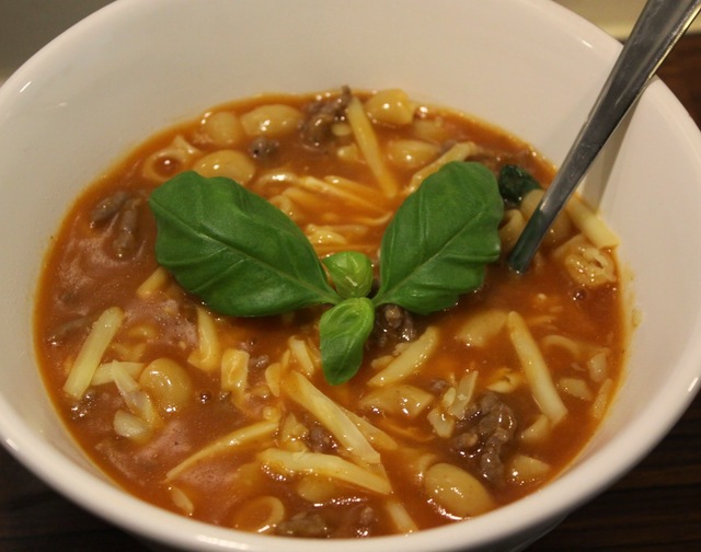 Kjapp tomatsuppe med makaroni og kjøttdeig