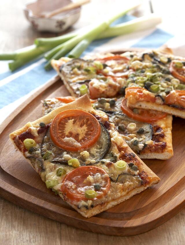 Vegetarpizza med vårløk og aubergine