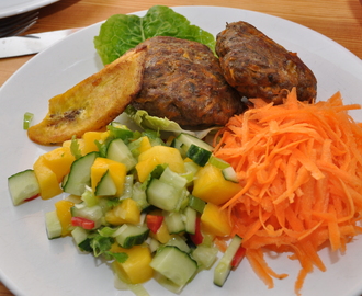 Afrikanske hamburgere med mango- og agurksalat