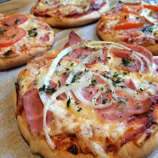 PITA PIZZA