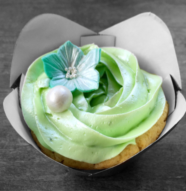 Vanilje cupcakes med friske bringebær og ostekrem med lime