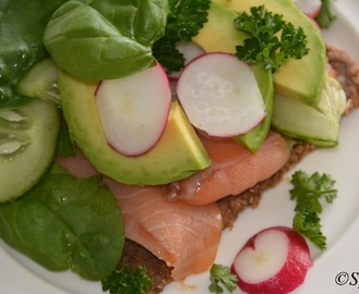 Røkelaks på rugbrød med avocado og spinat