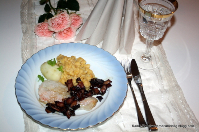 Lutefisk med gul ertestuing og kalkunbacon