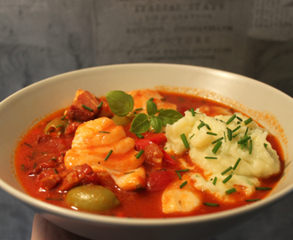 Spicy tomatgryte med torsk, choritzo og ostepotetmos.