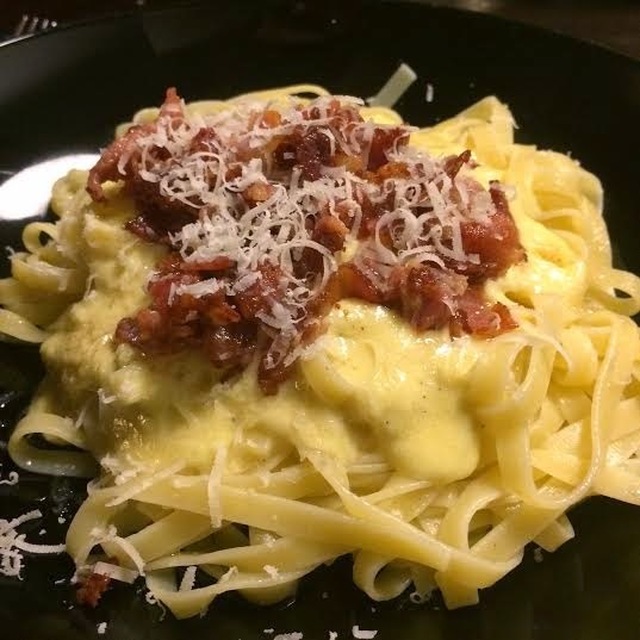 Tagliatelle "Alfredo" med eggeplommer og bacon