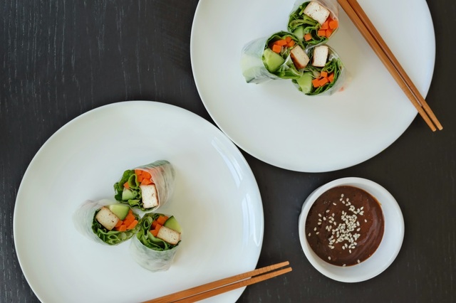 Ferske vietnamesiske vårruller med soyamarinerte tofu