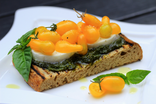 Bruschetta med pesto mosarella og pæretomater