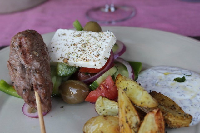 Tyrkiske køfte med mynte dip og gresk salat