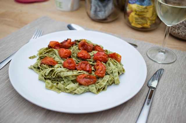Grønn-grønn pasta med en kontrast