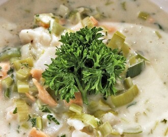 Enkel fiskesuppe med purre og syltede agurker