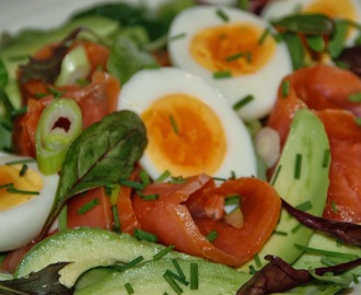 Lunsjsalat med laks, egg, avocado og pinjekjerner