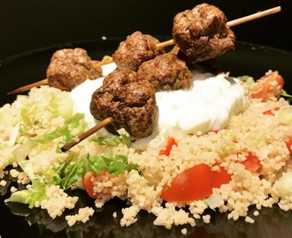 Kjøttboller på pinner med couscous og tzatziki