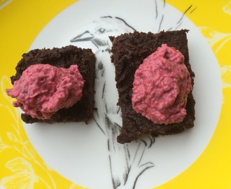 SUNNE BROWNIES MED BRINGEBÆRKREM