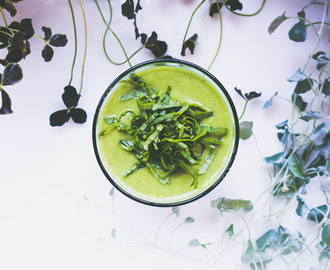 Grønn smoothie med spinat og avokado