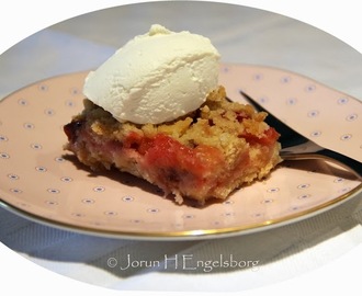 Smuldrepai med plommer - Crumble with plums