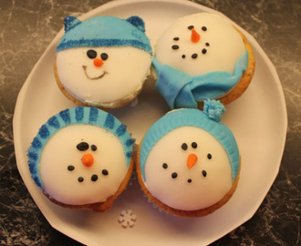 Slik lager du snømanncupcakes:)