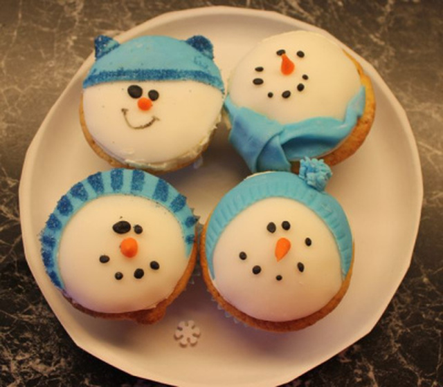 Slik lager du snømanncupcakes:)