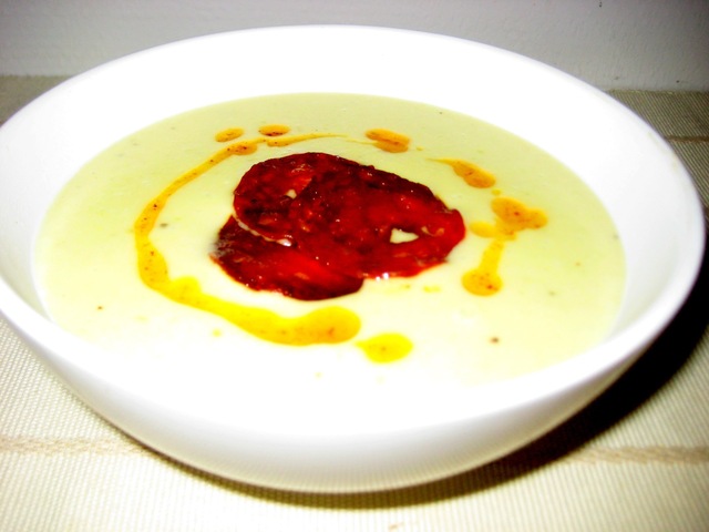Potet - og purresuppe med chorizo
