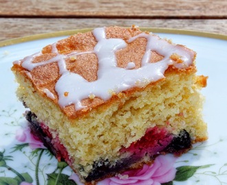 Sommerlig skuffkake i langpanne med bær