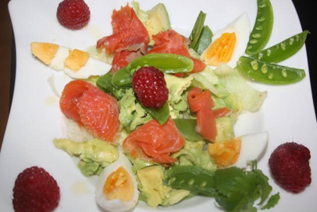 Salat med ørret, egg og friske bringebær