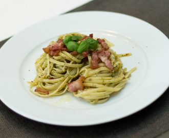 Linguine med tomat- og basilikumpesto og sprøstekt bacon