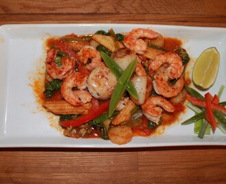 Kamskjell og scampi i tom yum