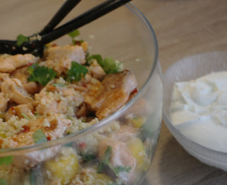 BULGURSALAT MED LAKS OG LIME YOGHURT