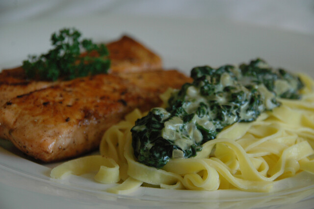 Pannestekt laks med tagliatelle og kremet spinat