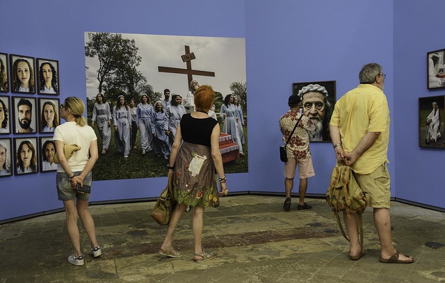 Blant publikum på fotofestivalen i Arles