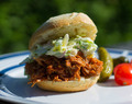 BBQ pulled pork med nykål og ferskenslaw