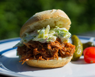 BBQ pulled pork med nykål og ferskenslaw