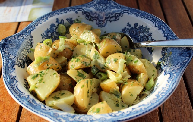 Potetsalat med urter og vårløk til grillet fisk