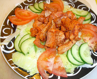 Salat med strimlet svinekjøtt