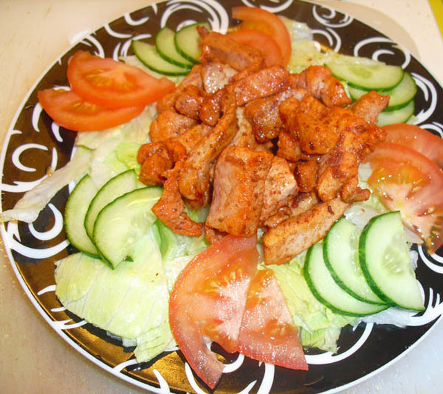 Salat med strimlet svinekjøtt