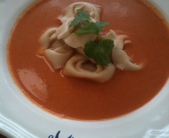 Kremet tomatsuppe med tortellini