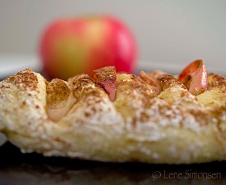 Syrlige, norske epler inni brød smaker fantastisk!