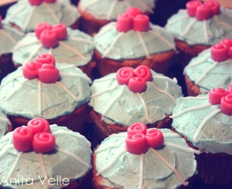 Vanilla cupcakes with creamcheese frosting