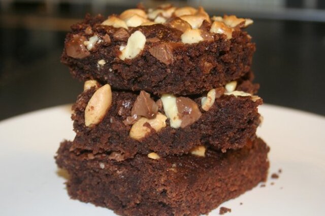 Brownies med peanøtter og sjokoladebiter