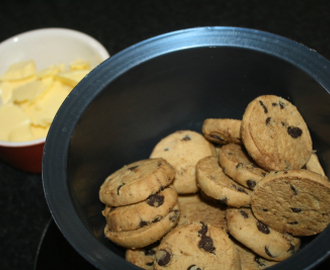 Iskake med nougat, oreo kjeks og varm bringebærsaus