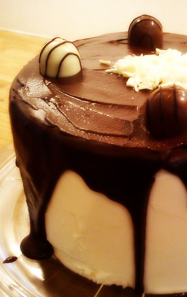 Sjokoladekake med vaniljefrosting ...og en god del ganasj!