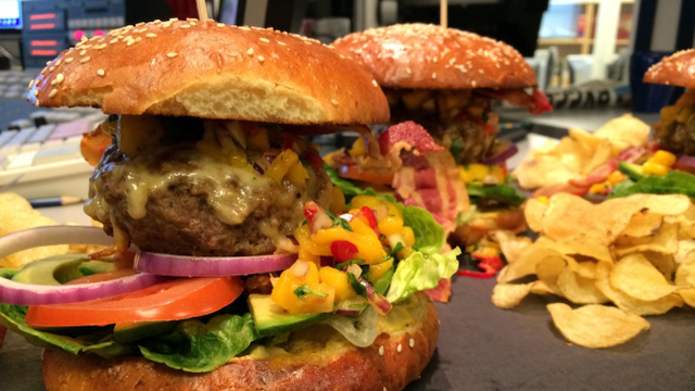 Hjemmelaget hamburger og hamburgerbrød med avokado og mangosalsa